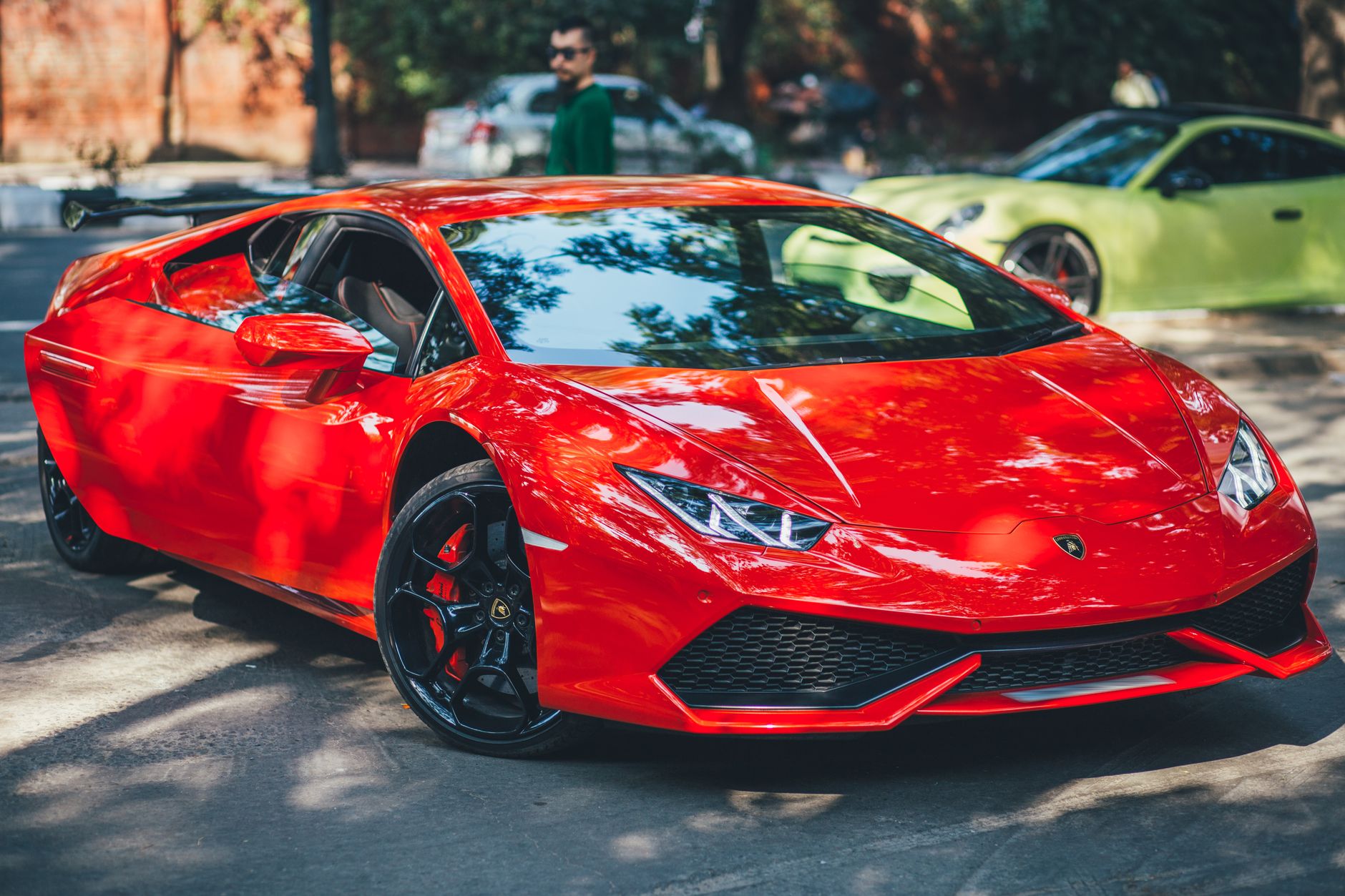 Supercar rouge, vue dynamique
