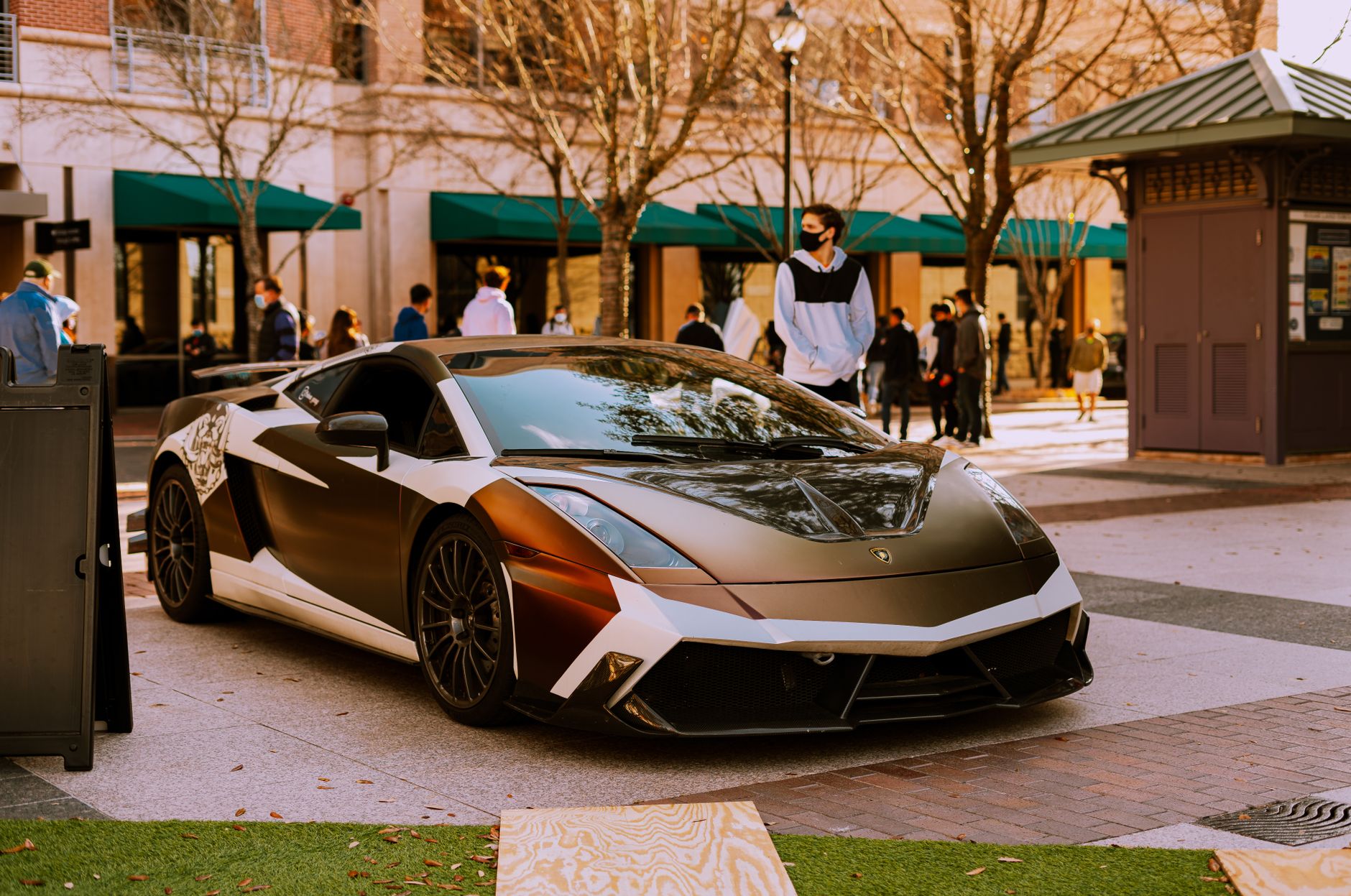 Supercar de prestige au crépuscule, prête à la livraison