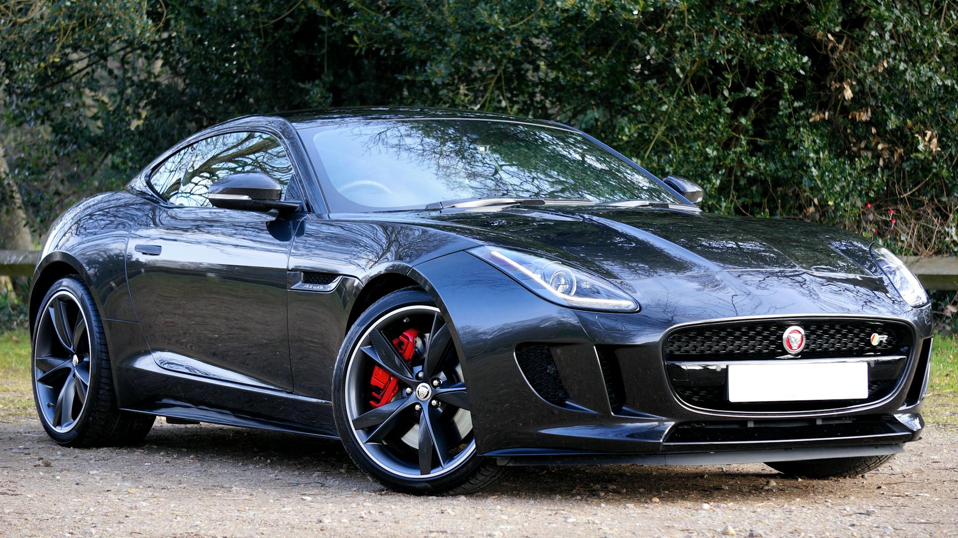 Coupé GT noir mat, vue de trois-quarts